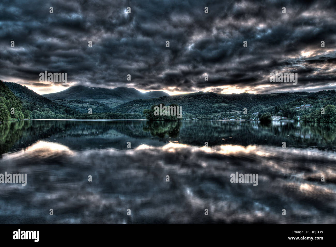 HDR vista del tramonto sul Lac de Chambon in CHAMBON SUR LAC, Auvergne, Francia Foto Stock