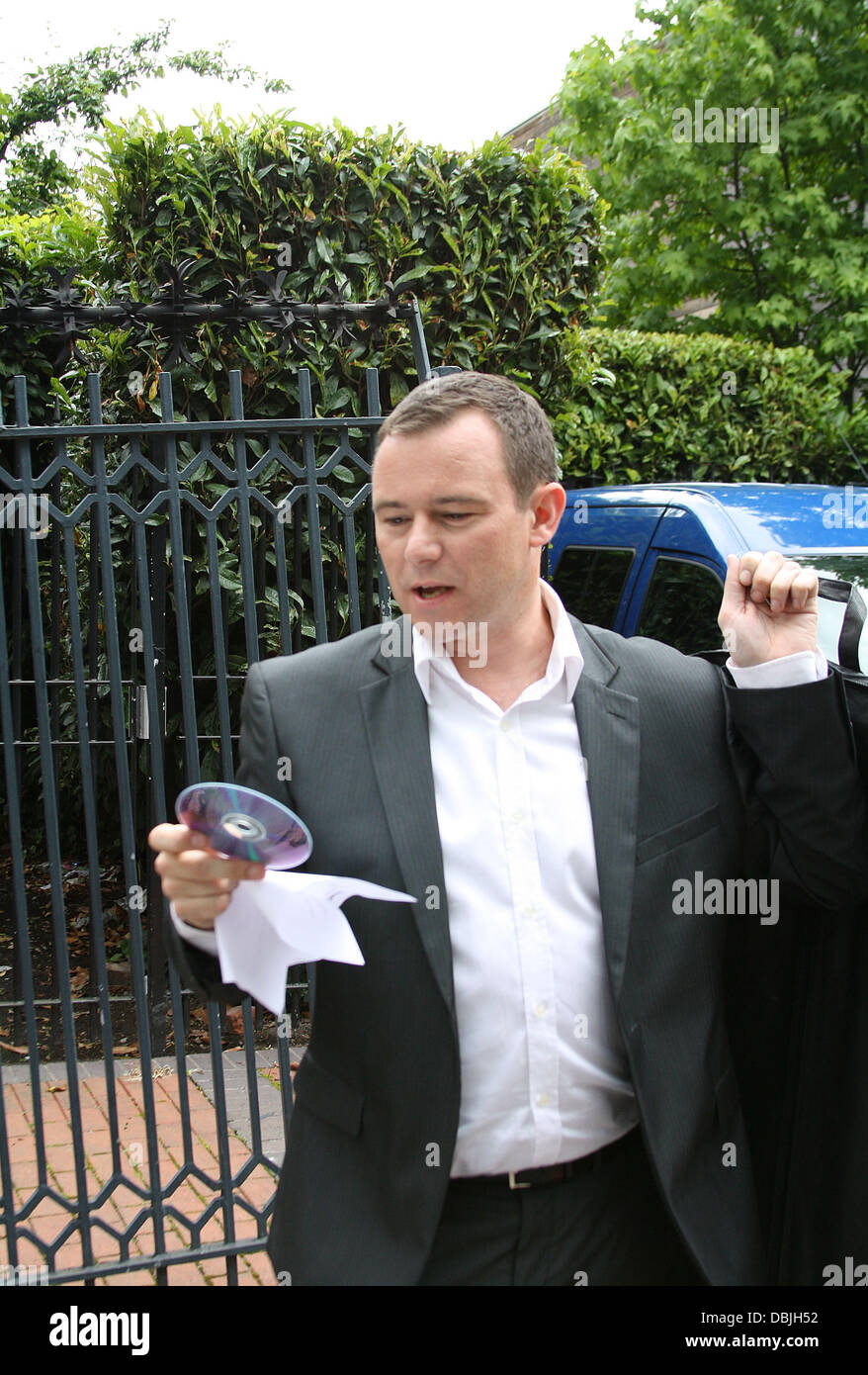 Andrew Lancel con Ted Baker suit vettore " Coronation Street' stelle arrivando a Granada Studios Manchester, Inghilterra - 21.06.11 Foto Stock