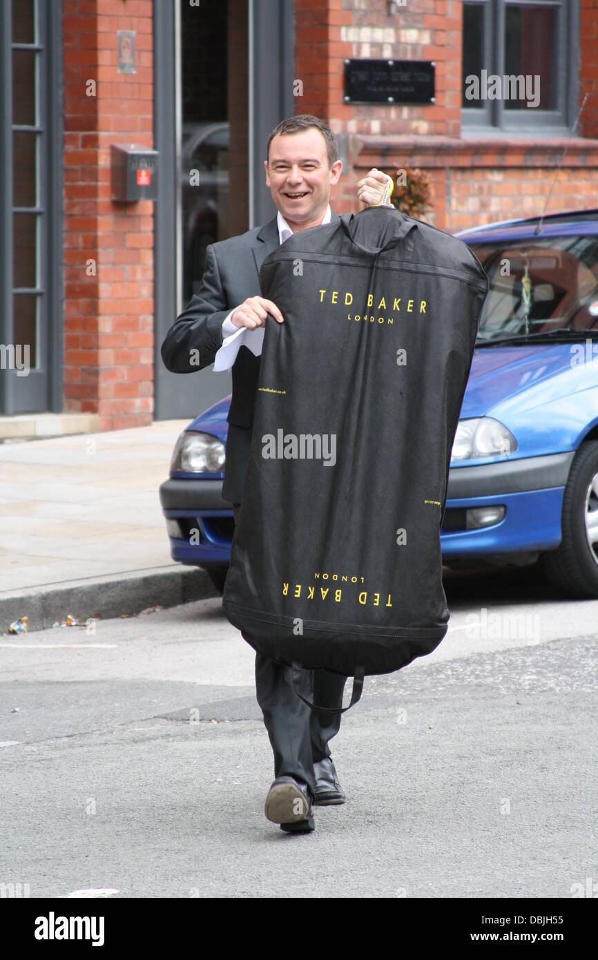 Andrew Lancel con Ted Baker suit vettore " Coronation Street' stelle arrivando a Granada Studios Manchester, Inghilterra - 21.06.11 Foto Stock