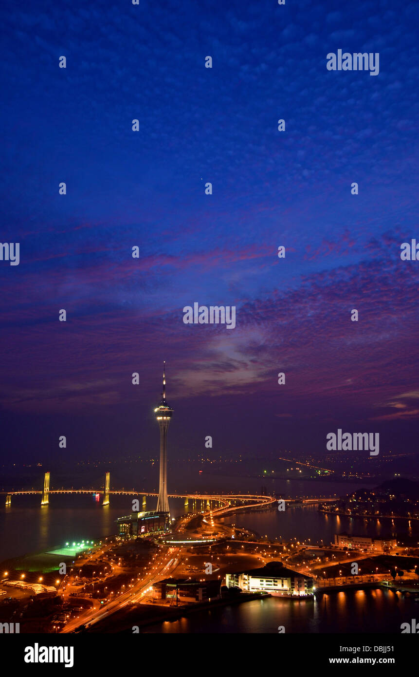 Una visione notturna di Macao, con gli illuminati Macau Tower e sai Van Bridge. Foto Stock