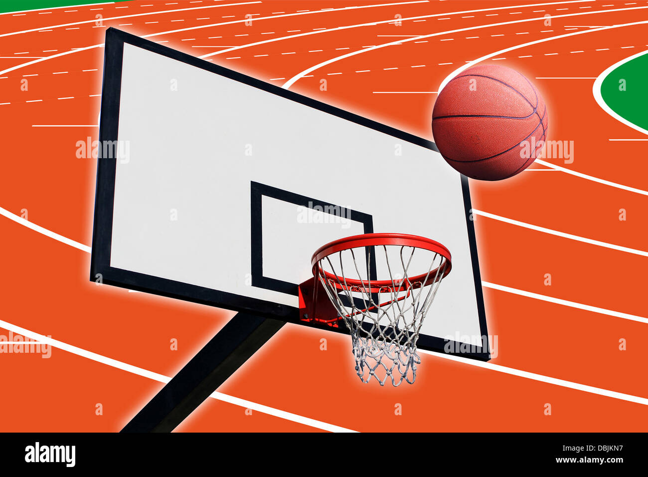 Una palla da basket e un pannello di pallacanestro su uno sfondo di via di corsa Foto Stock