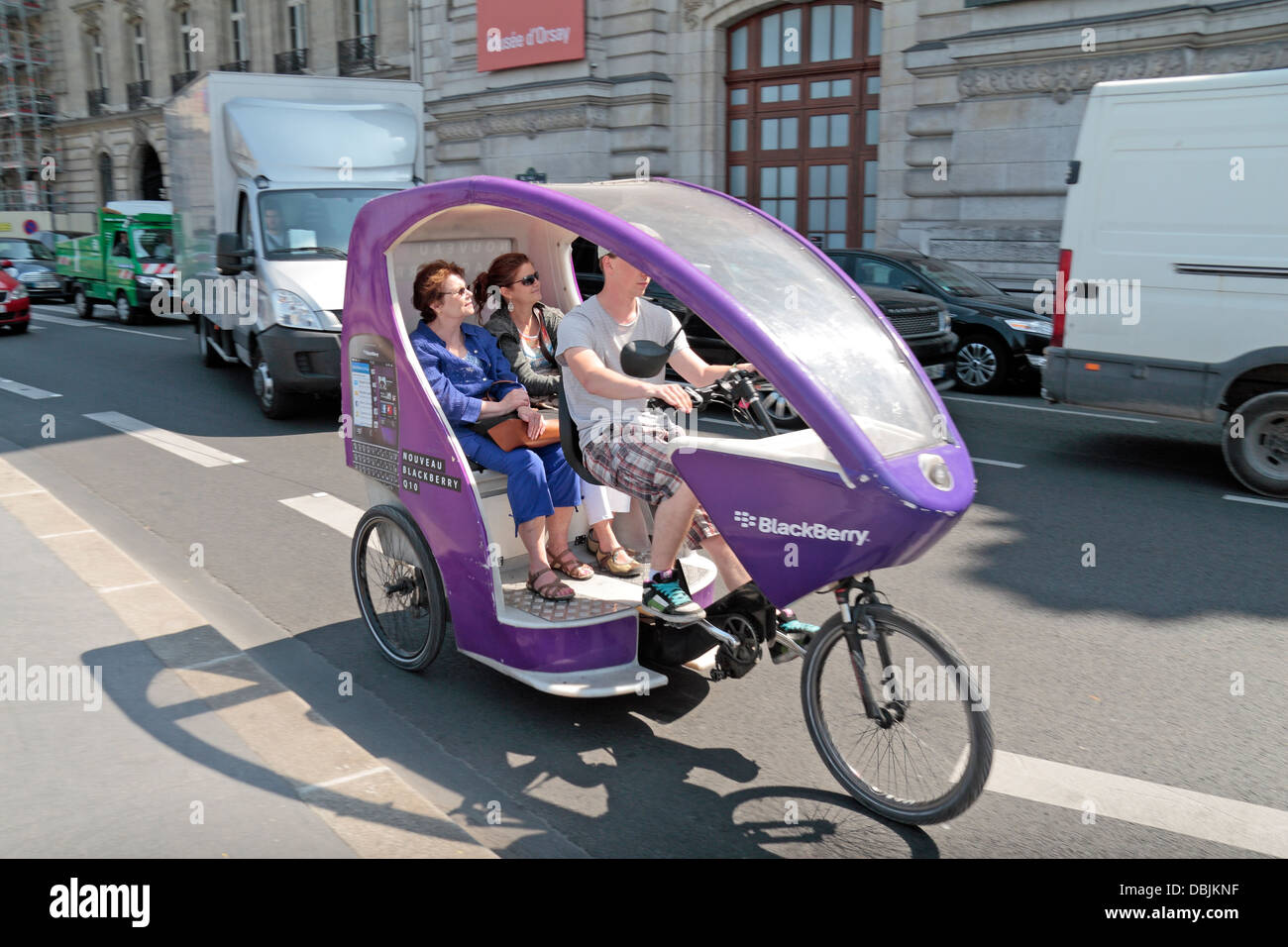 I turisti su un risciò bicicletta a Parigi, Francia. Foto Stock