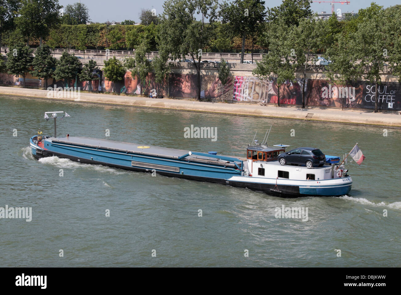 Il Rubis river barge con un auto sul suo tetto cabina sul Fiume Senna, Parigi, Francia. Foto Stock