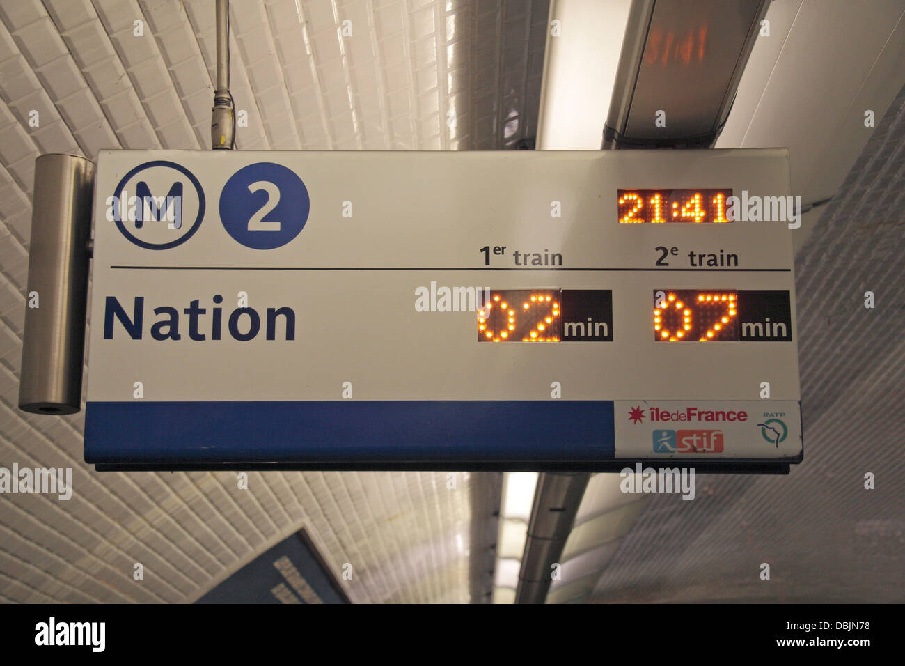 Segno della piattaforma sulla metropolitana di Parigi, Francia Foto Stock