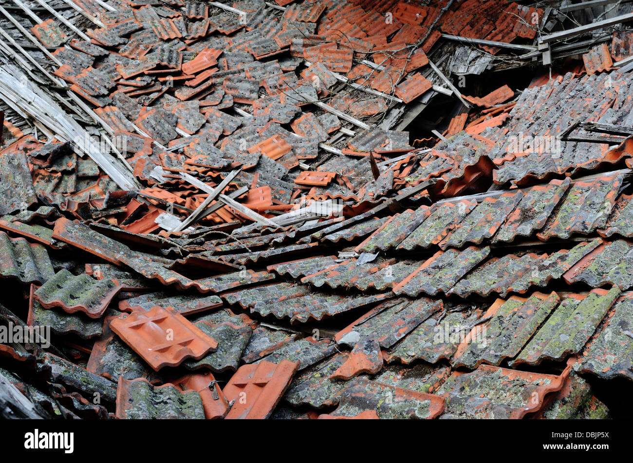 Depositatisi tetto di tegole dal vecchio di terracotta rossa Foto Stock