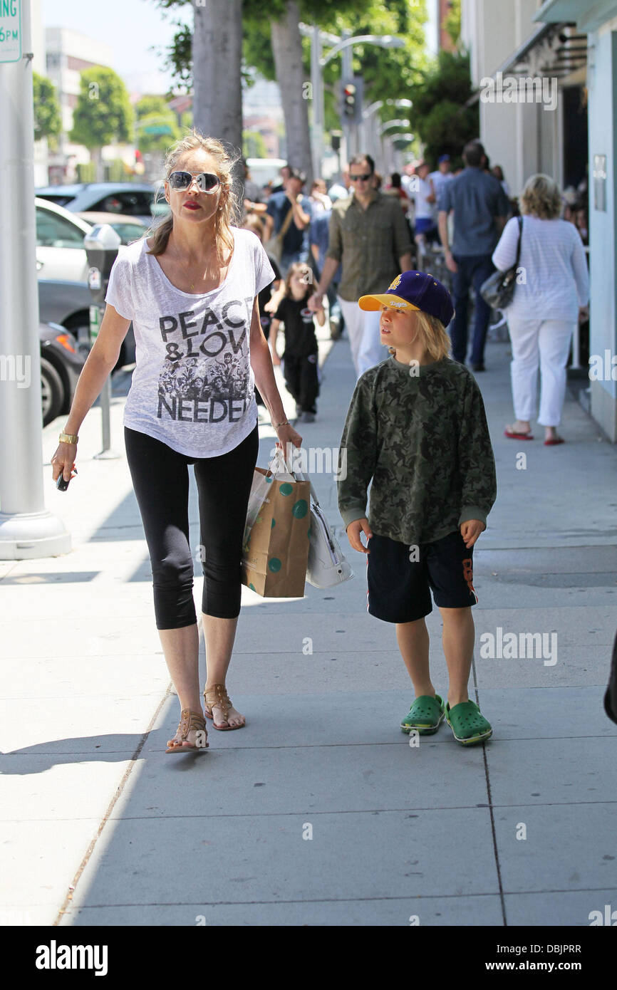 Sharon Stone prende i suoi tre figli adottivi, Stefano Giuseppe Bronstein, Laird Vonne Stone e Quinn Kelly Stone a mangiare il pranzo presso la California Pizza Kitchen e acquisto di materiali di consumo di arte da Color Me Mine in Beverly Hills. Beverly Hills, la California - 25.06.11 Foto Stock