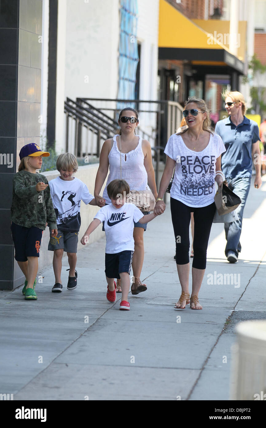 Sharon Stone prende i suoi tre figli adottivi, Stefano Giuseppe Bronstein, Laird Vonne Stone e Quinn Kelly Stone a mangiare il pranzo presso la California Pizza Kitchen e acquisto di materiali di consumo di arte da Color Me Mine in Beverly Hills. Beverly Hills, la California - 25.06.11 Foto Stock