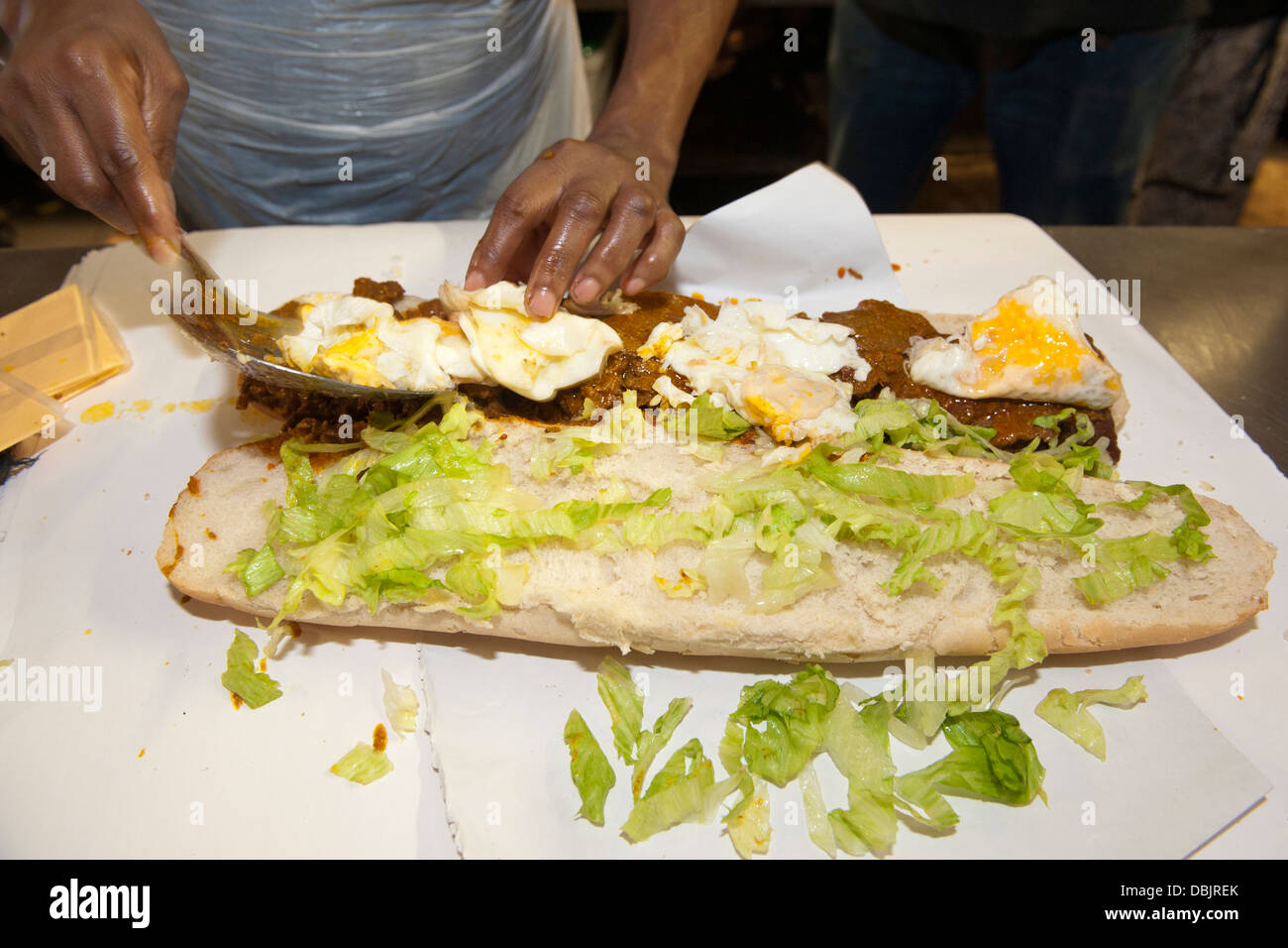 Full House gatsby essendo sandwich preparati al Golden piatto take away in Athlone, Cape Town, Sud Africa Foto Stock