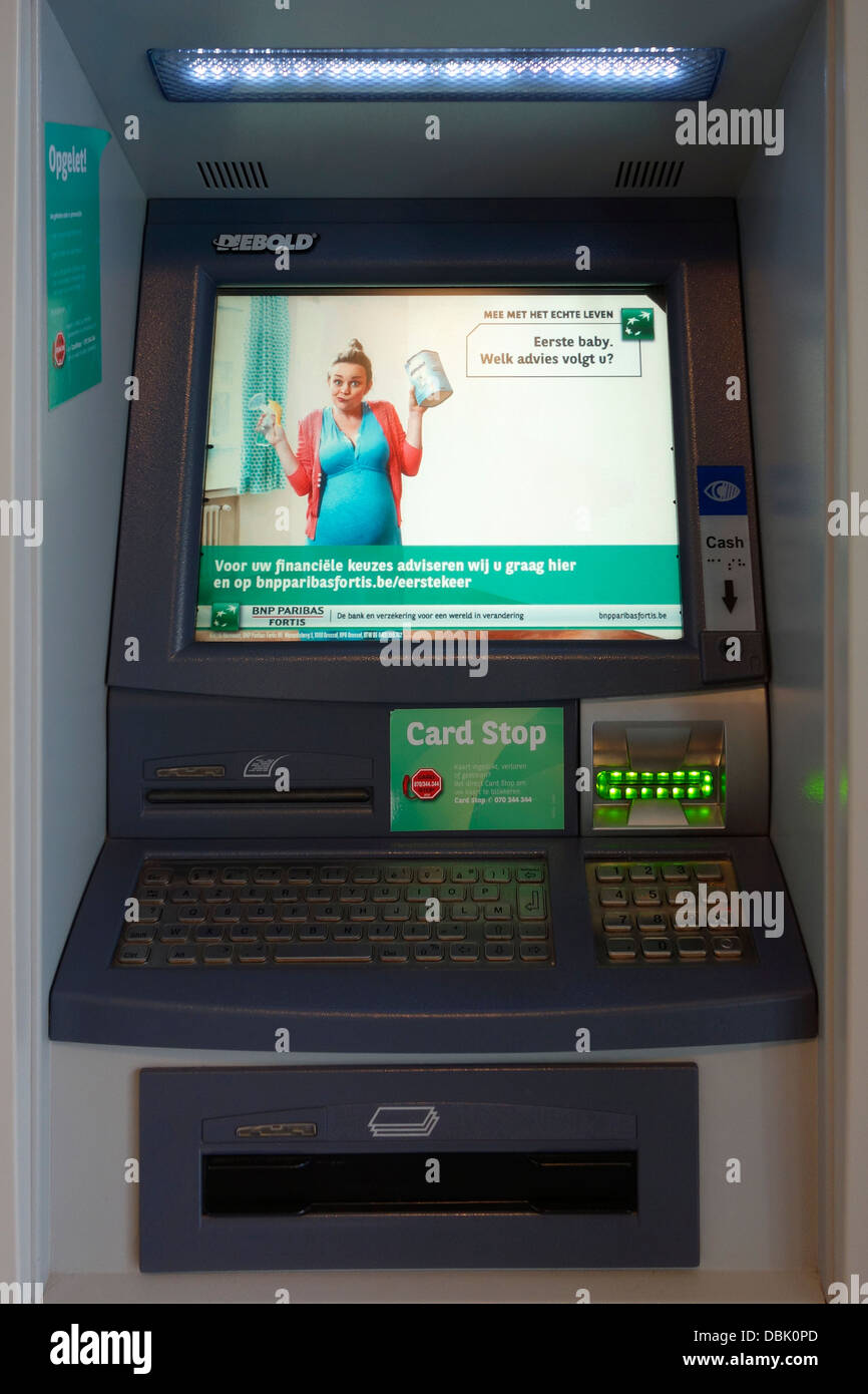 Messaggio olandese sullo schermo di coperta ATM cash dispenser al bancomat della BNP Paribas Fortis Bank, Belgio Foto Stock