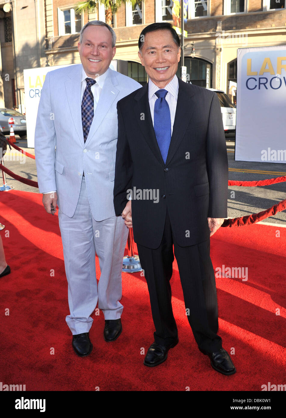 Brad Altman e George Takei "Larry Crowne' Los Anglees Premiere a Grauman's Chinese Theater - Gli arrivi di Hollywood, in California - 27.06.11 Foto Stock