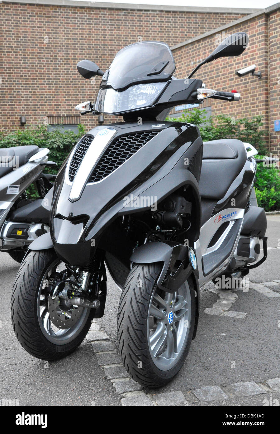 Il lancio del nuovo Piaggio MP3 Yourban scooter a Hurlingham Club di Fulham  martedì (28giu11). Gli utenti del veicolo può evitare il vertiginoso  aumento delle temperature sul londinese di tubo e aumentando