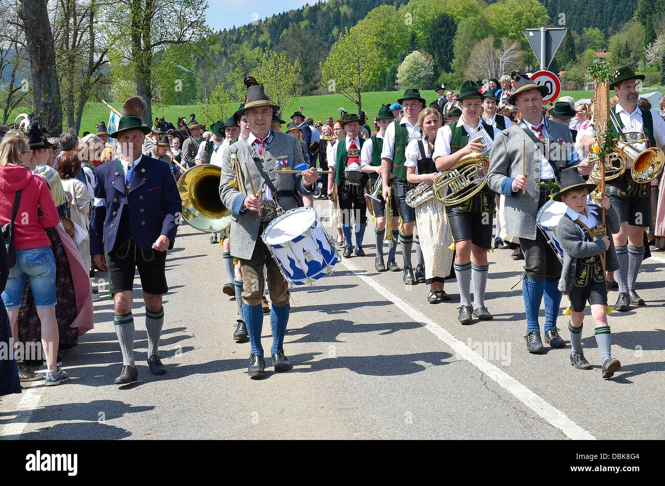 Gebirgsschützen uomini e donne bavaresi in costumi tradizionali Parata Gmund am Tegernsee 'Patronatstag' giorno del patronato' 2013 Foto Stock