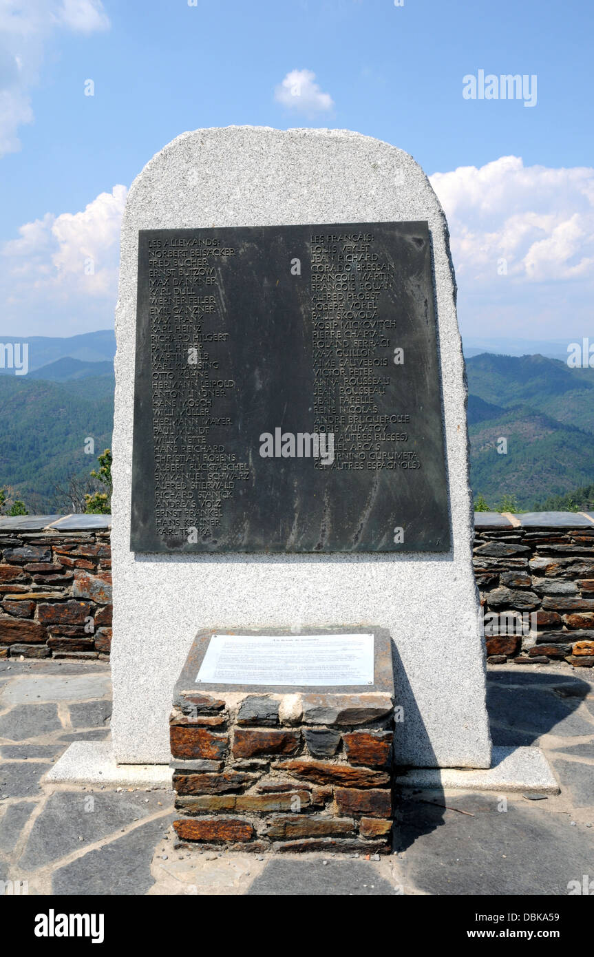 Questa lapide nella Vallée Français regione delle Cévennes di Francia commemora i membri della resistenza. Foto Stock