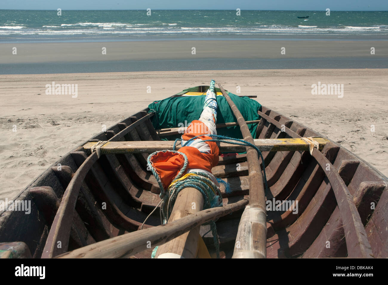 Barche di pescatori sulla spiaggia vicino Jericoacoara, Brasile. Foto Stock