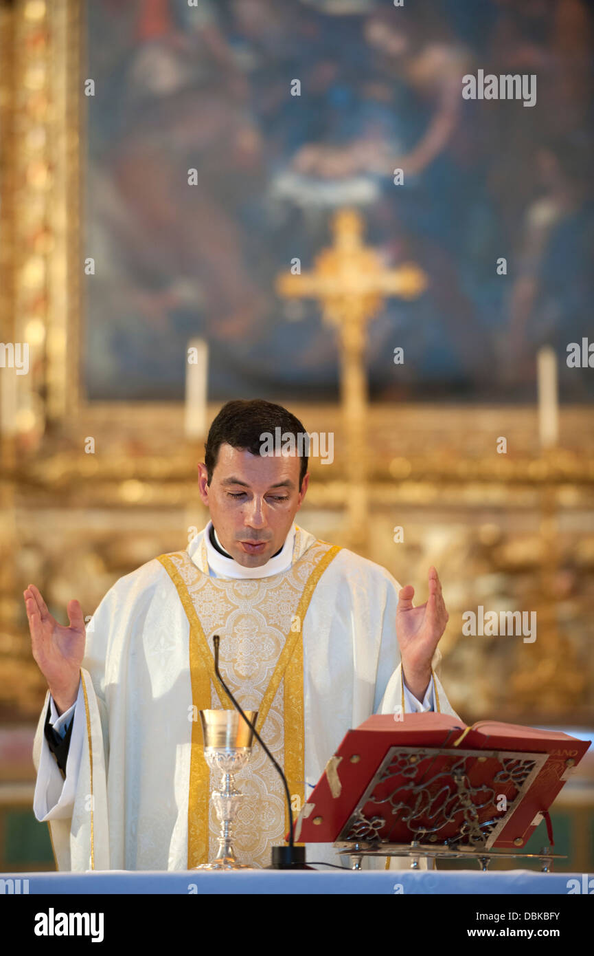 Sacerdote celebrare la Messa cattolica Foto Stock