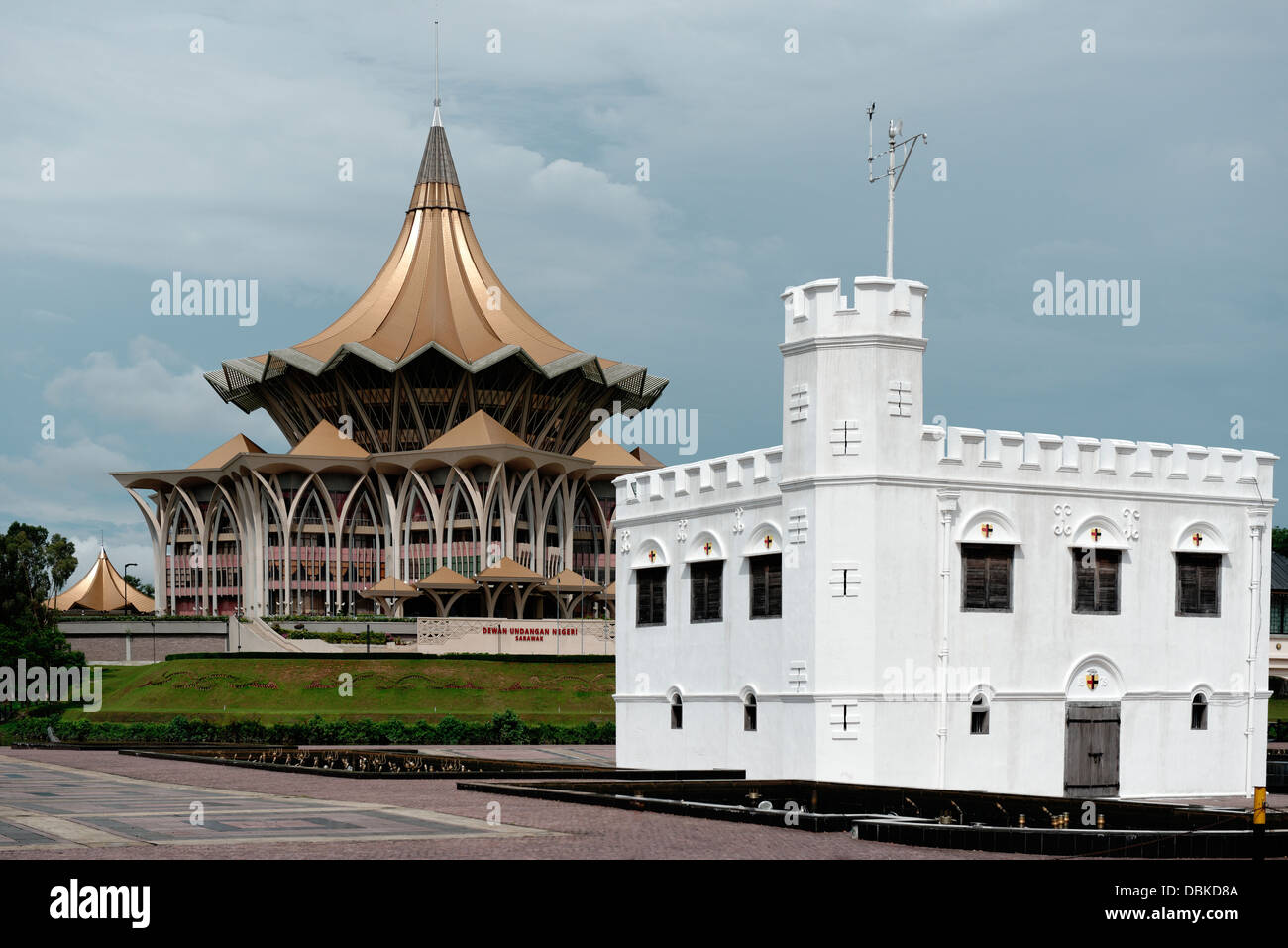 Tetto curvo di Dewan Undangan Negri. Sarawak Stato edificio di assemblaggio che si affaccia sul Fiume Sarawak a Kuching, Foto Stock
