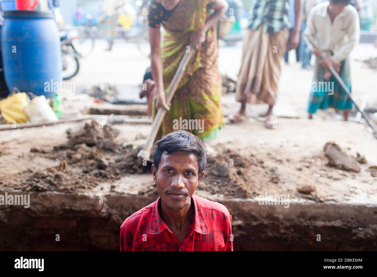 Rurali le donne del Bangladesh eseguire il lavoro manuale che porta sporcizia per tre dollari di 3 dollari al giorno su un progetto stradale in Chittagong Bangladesh Foto Stock