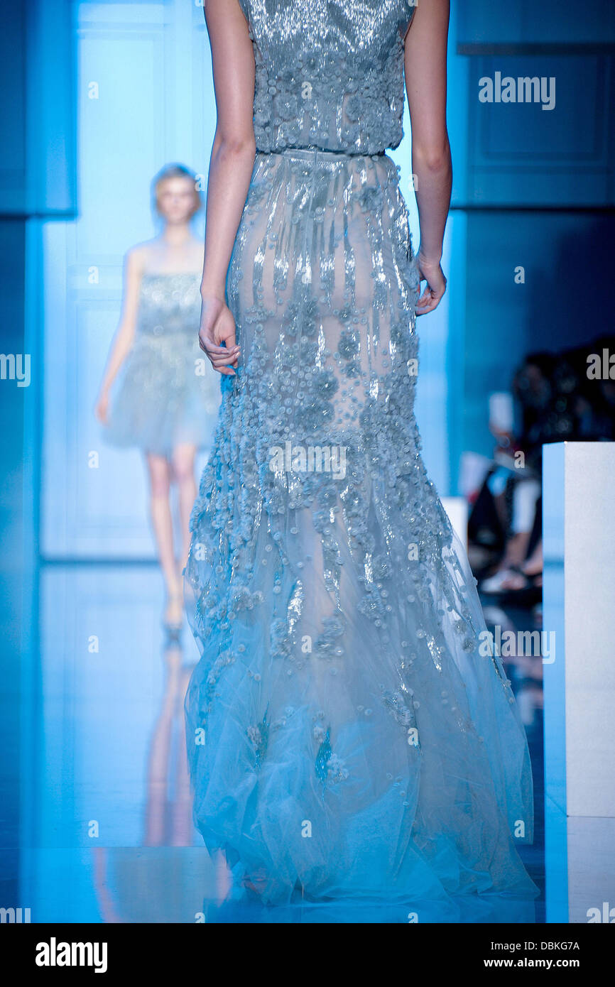 Modello settimana della moda di Parigi - Haute Couture - Elie Saab Autunno/Inverno 2011/2012 - passerella Parigi, Francia - 06.07.11 Foto Stock