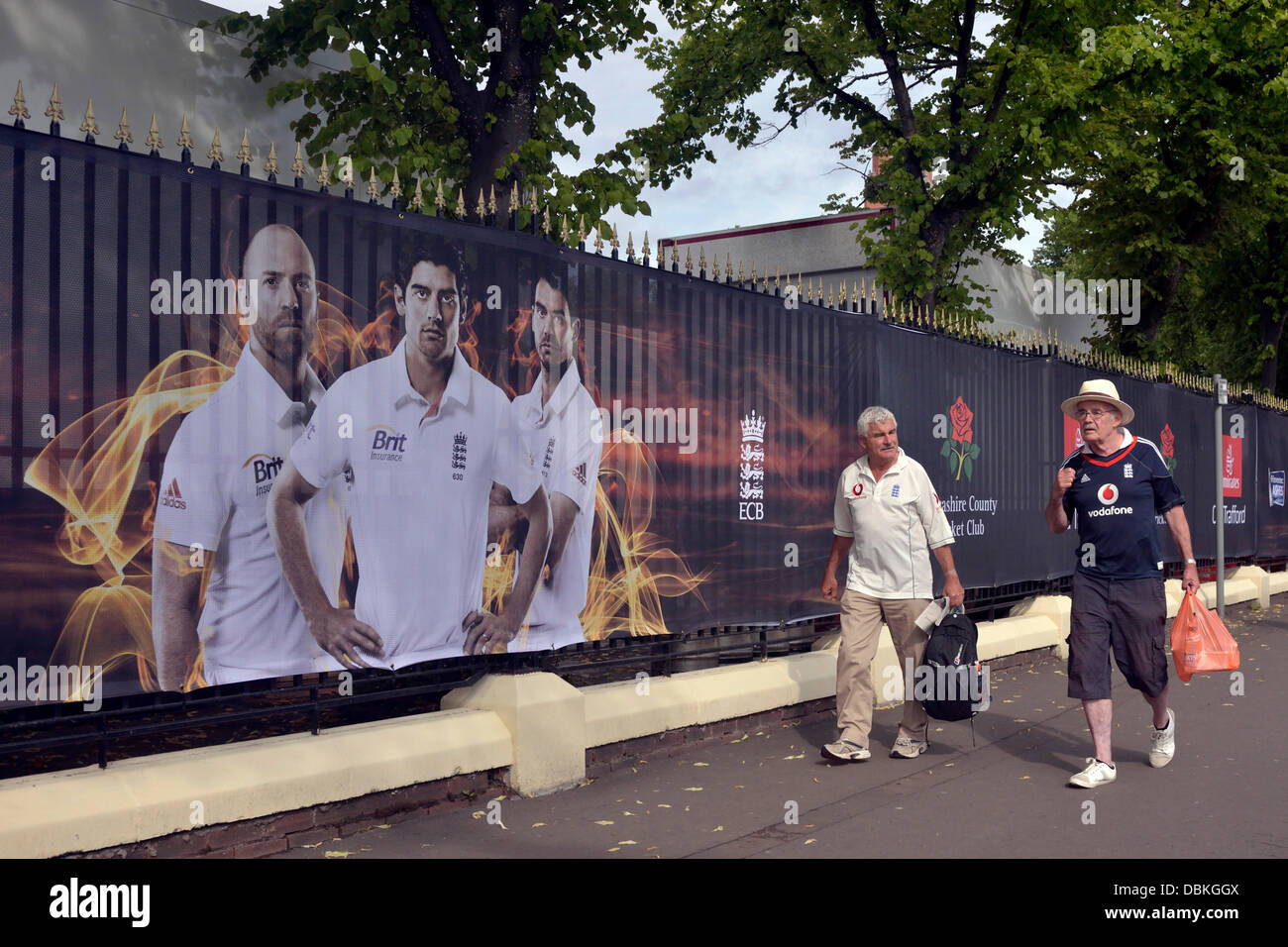 Manchester, Regno Unito. Il 1 agosto, 2013. Due tifosi inglesi a piedi passato un banner sul loro modo al terzo Test match tra Inghilterra e Australia a Emirates Old Trafford, Manchester, Regno Unito. Credito: Giovanni friggitrice/Alamy Live News Foto Stock