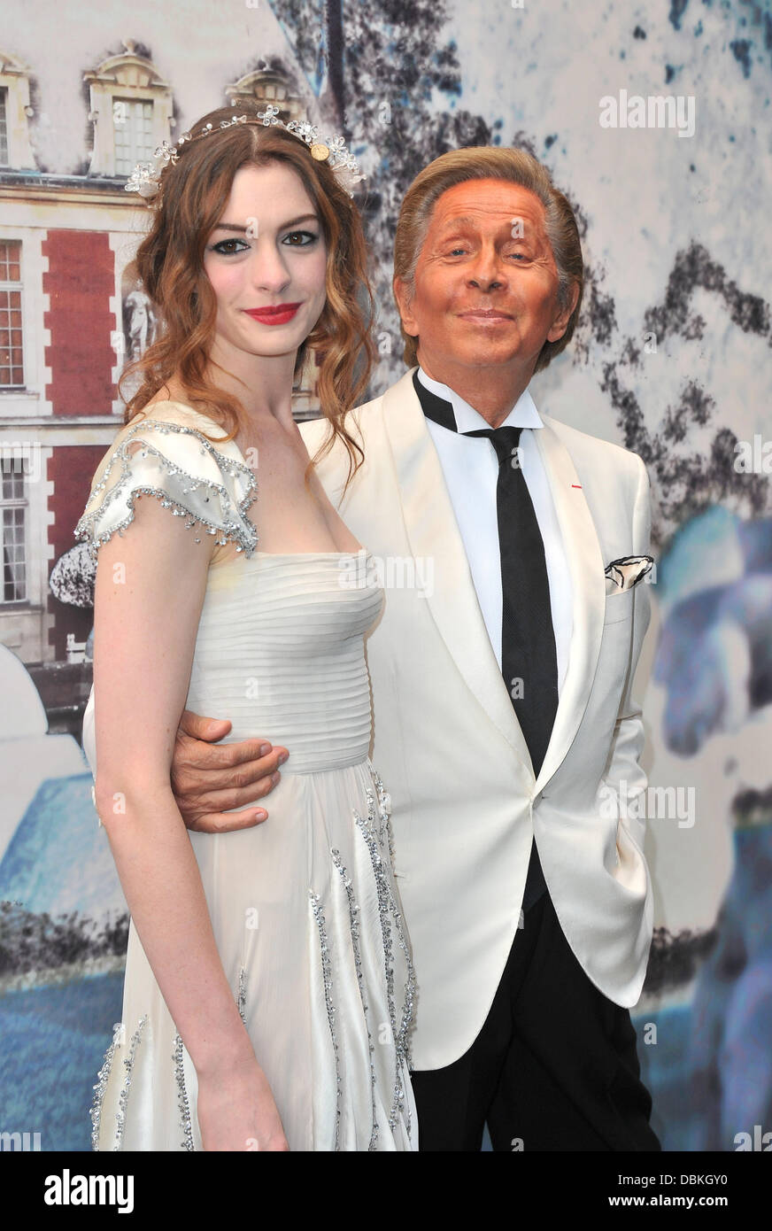 Anne Hathaway e Valentino Garavani la bianca favola amore palla al Chateau  de Wideville arrivi - Parigi, Francia - 06.07.11 Foto stock - Alamy