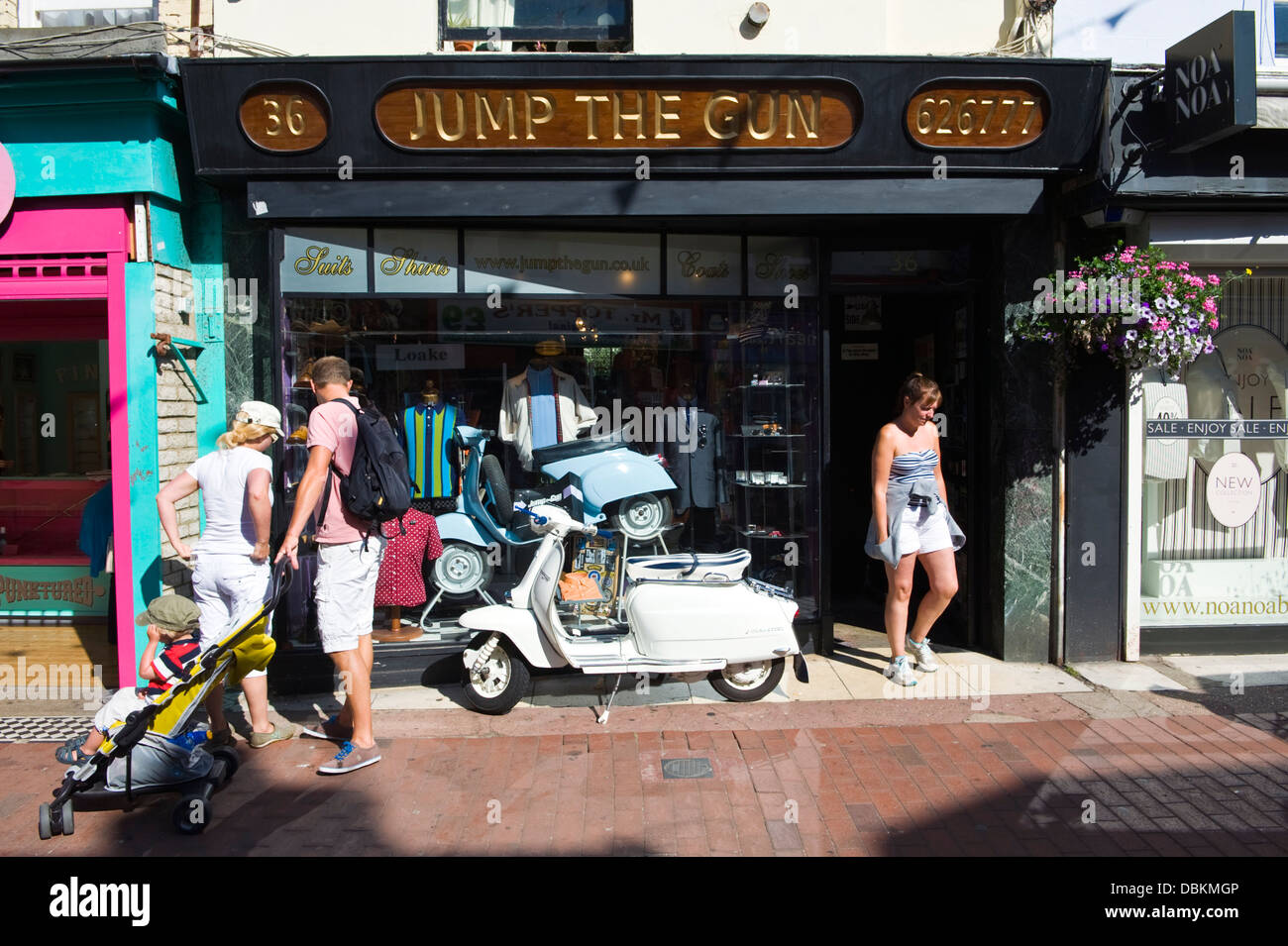 Esterno di saltare la pistola Mod menswear negozio nel nord Laines area di Brighton East Sussex England Regno Unito Foto Stock