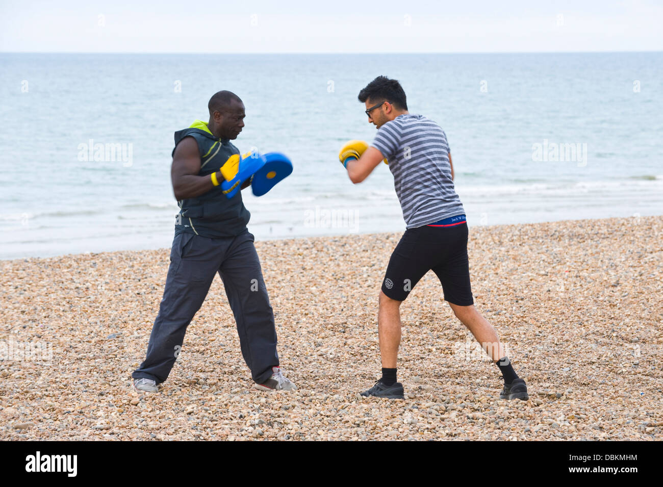 La mattina presto la boxe fitness training sulla spiaggia di Brighton East Sussex England Regno Unito Foto Stock