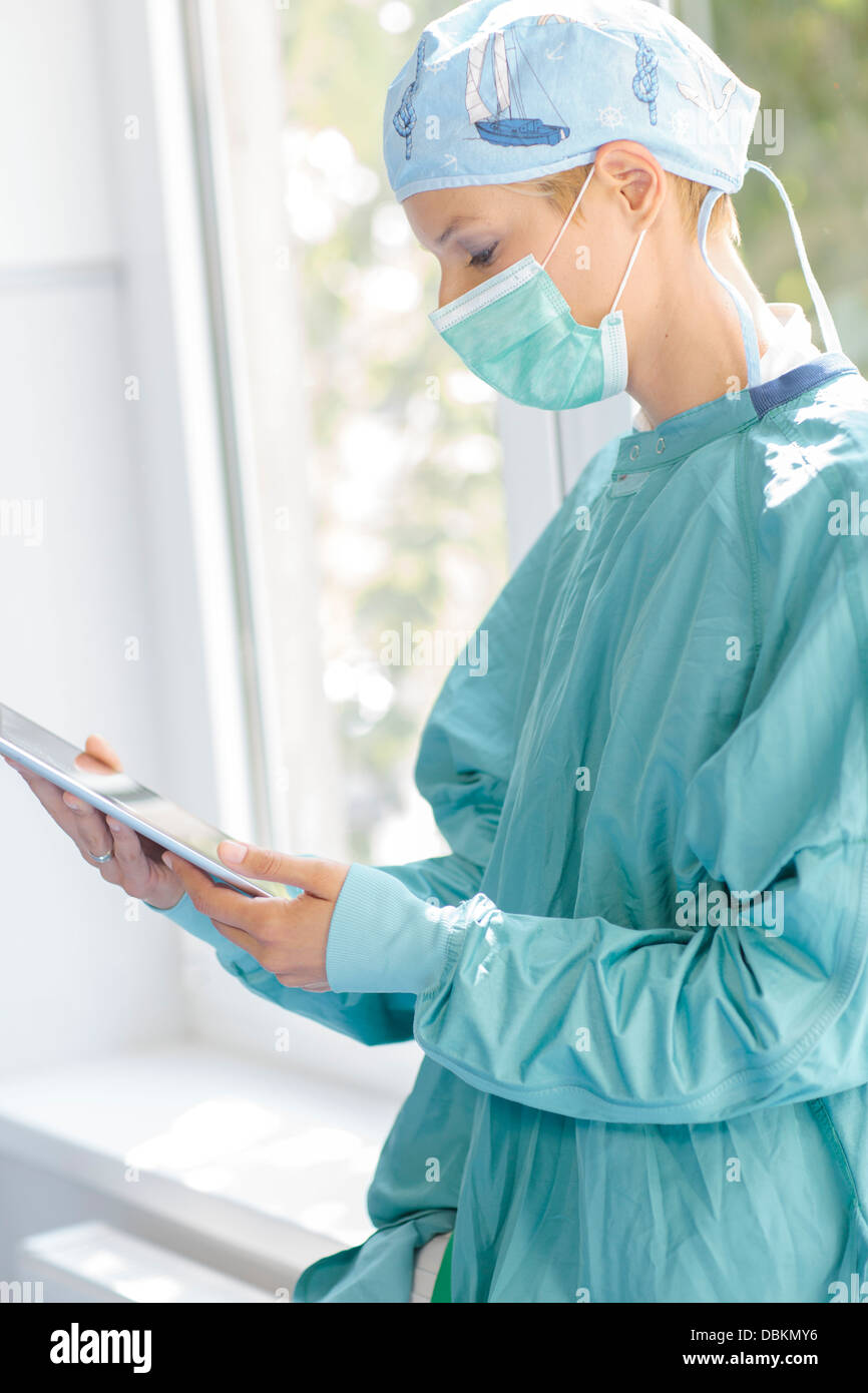 Chirurgo femmina utilizzando Tablet PC Foto Stock