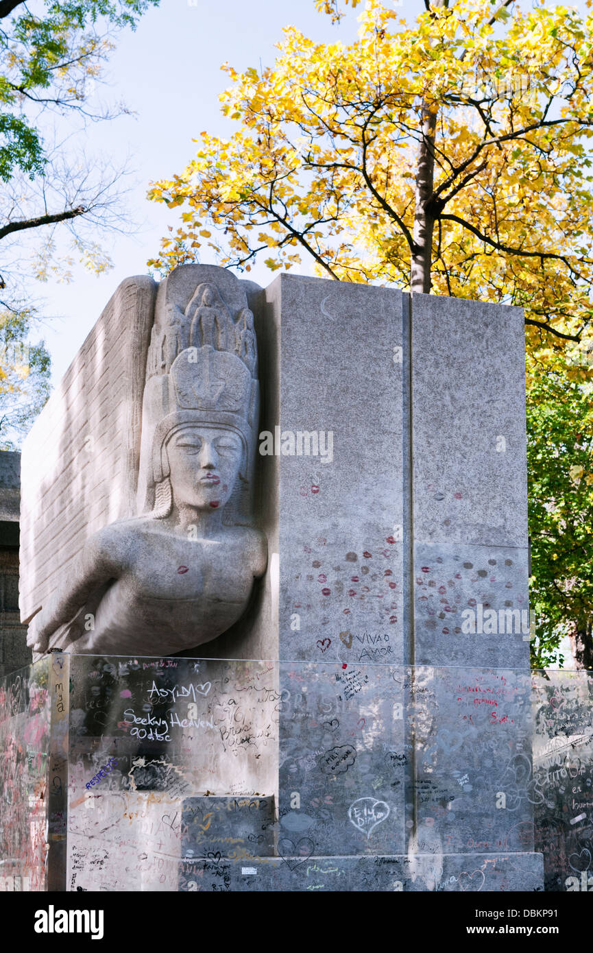 Oscar Wilde grave - tomba nel cimitero di Père Lachaise - progettato da Jacob Epstein. Ora racchiusi per proteggerlo da graffiti. Foto Stock