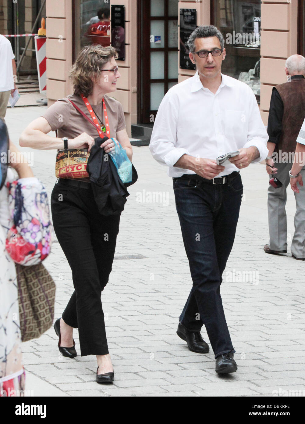 John Turturro e sua moglie Katherine Borowitz fuori shopping durante la 46a Karlovy Vary International Film Festival di Karlovy Vary, Repubblica Ceca - 09.07.11 Foto Stock