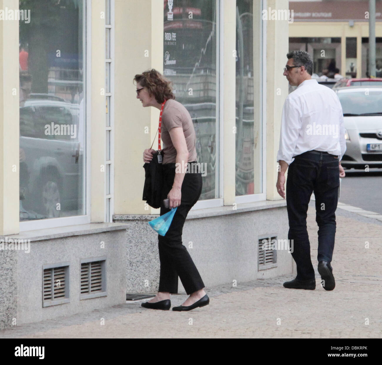 John Turturro e sua moglie Katherine Borowitz fuori shopping durante la 46a Karlovy Vary International Film Festival di Karlovy Vary, Repubblica Ceca - 09.07.11 Foto Stock