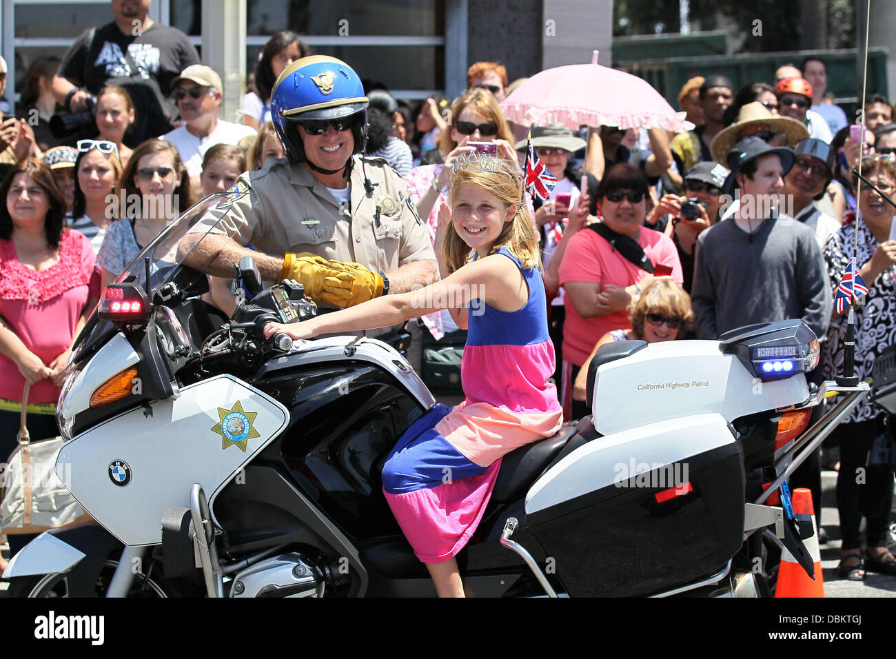 La polizia e la folla si riuniscono per il principe William, duca di Cambridge e Caterina, duchessa di Cambridge aka Kate Middleton tour della città interna Arts campus a Skid Row di Los Angeles, California - 10.07.11 Foto Stock