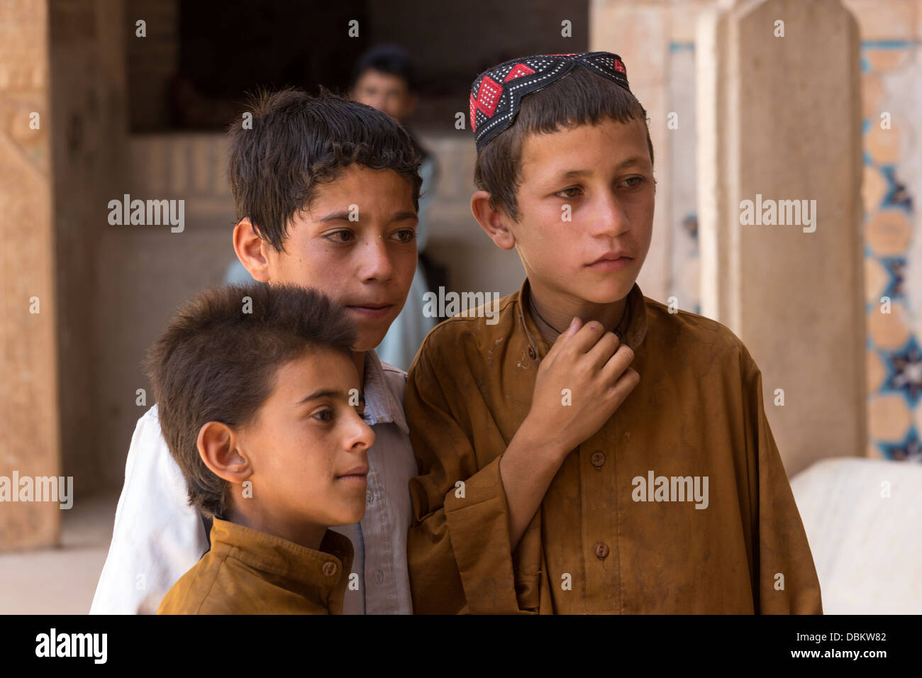 Ragazzi afghani, Gazur Gah santuario, Herat, Afghanistan Foto Stock