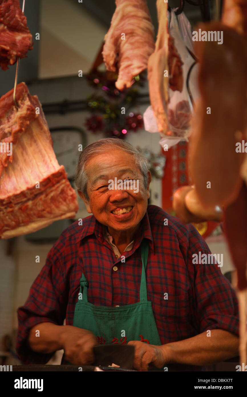 La carne e il pesce del mercato di stallo pescivendolo butcher Foto Stock