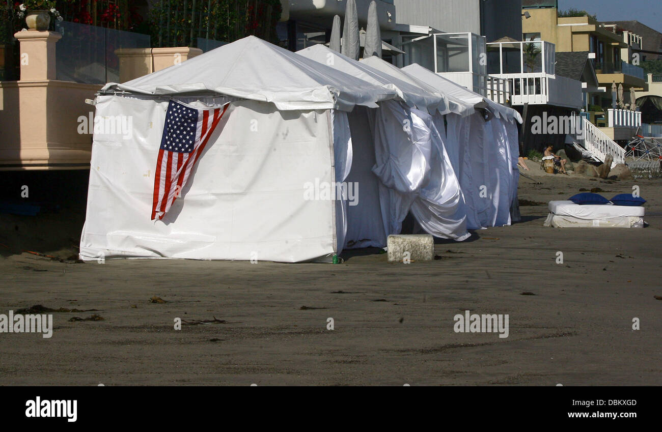 Paris Hilton's allagata tenda sulla spiaggia di Los Angeles, California - 10.07.11 Foto Stock
