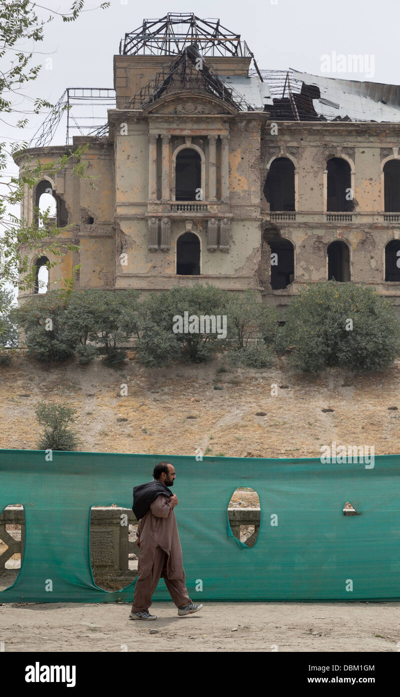 Uomo afgano a piedi dalle rovine di Darul Aman Palace, Kabul, Afghanistan Foto Stock