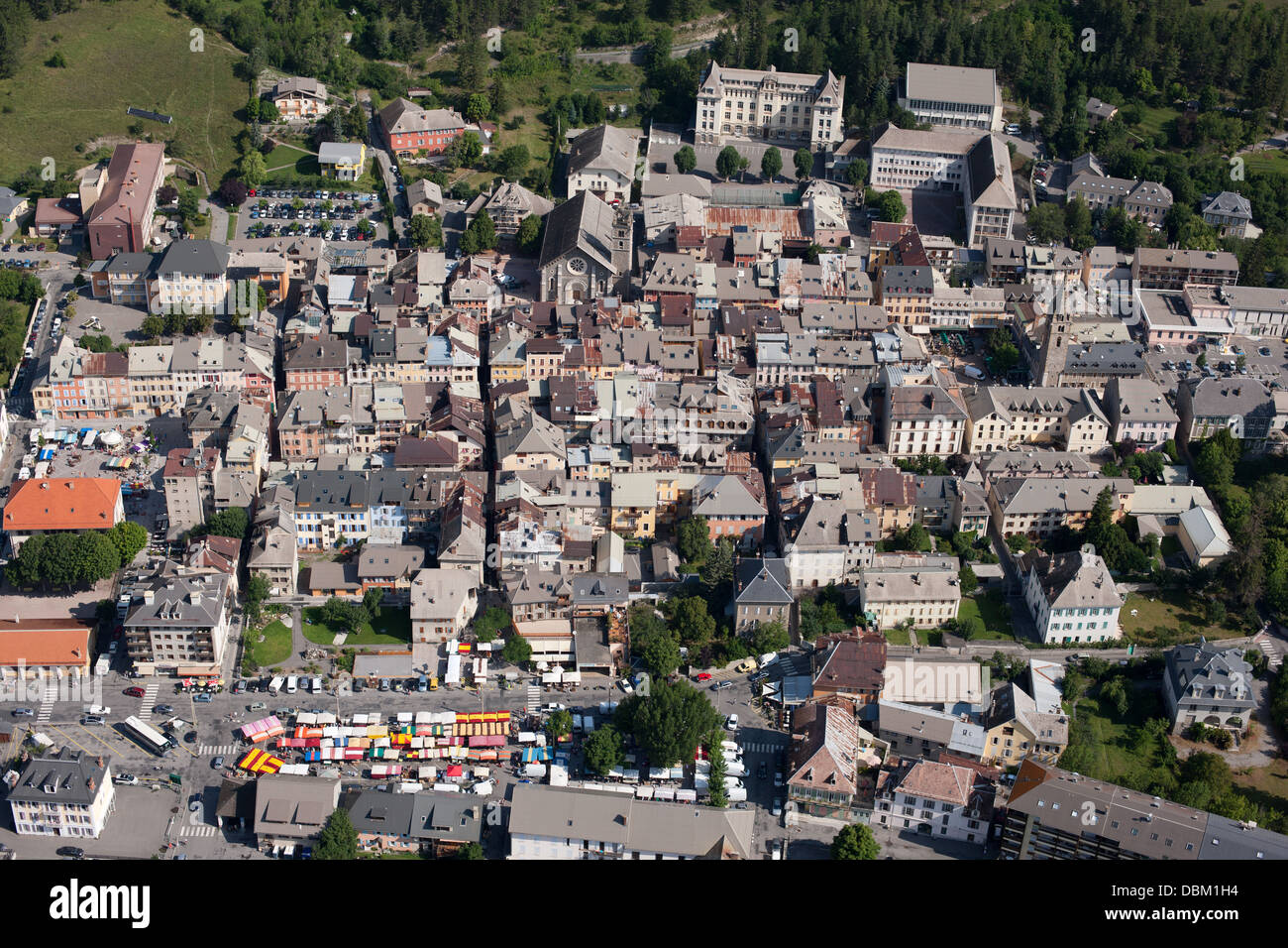 VISTA AEREA. Città vecchia di Barcelonnette nella Valle dell'Ubaye. Alpes-de-Haute-Provence, Francia. Foto Stock