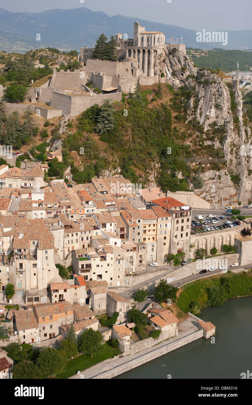 VISTA AEREA. Cittadella di Sisteron si affaccia sulla Città Vecchia vicino al fiume Durance. Alpes-de-Haute-Provence, Francia. Foto Stock