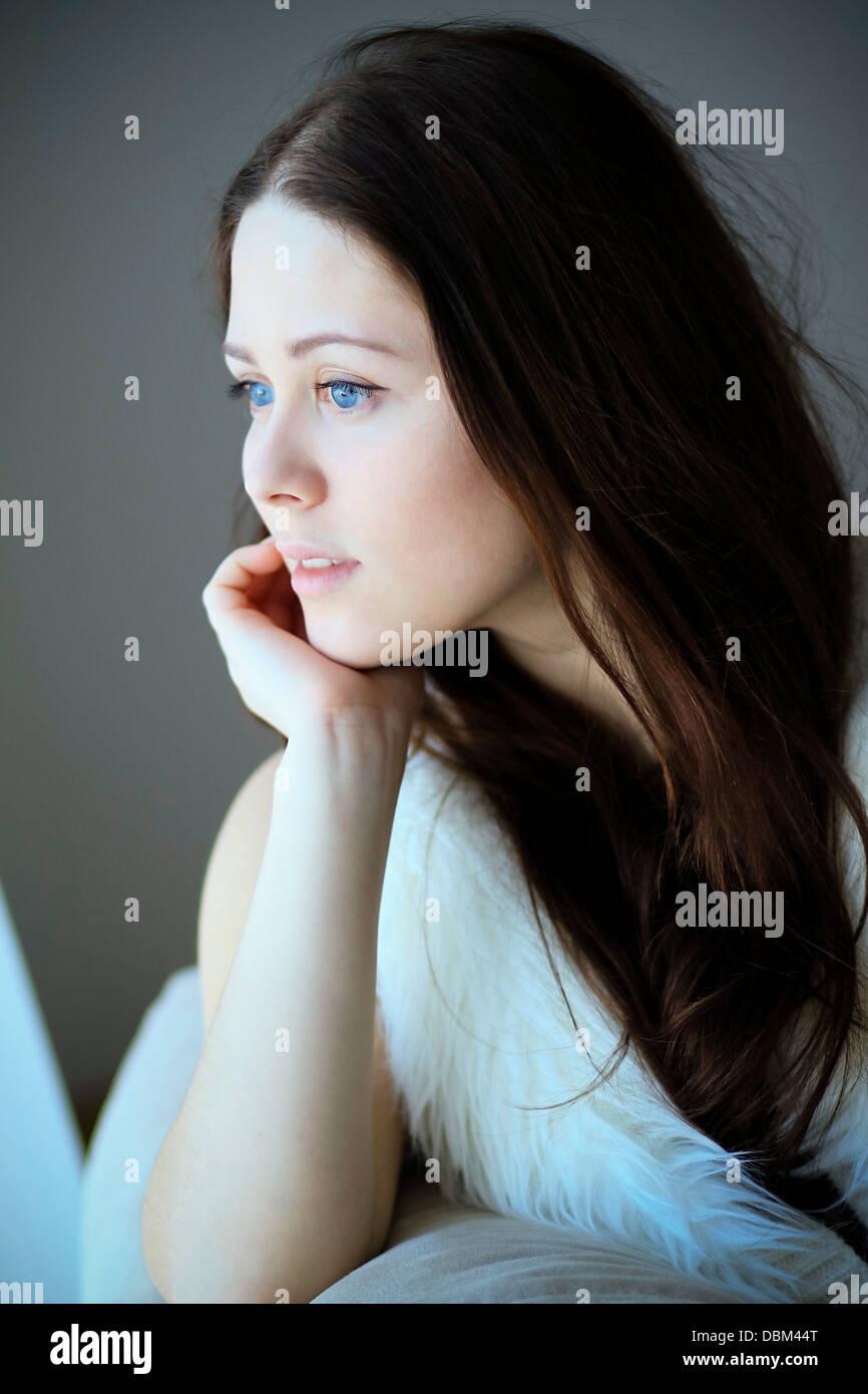 Donna con capelli castani, giorno di sognare, Copenhagen, Danimarca Foto Stock