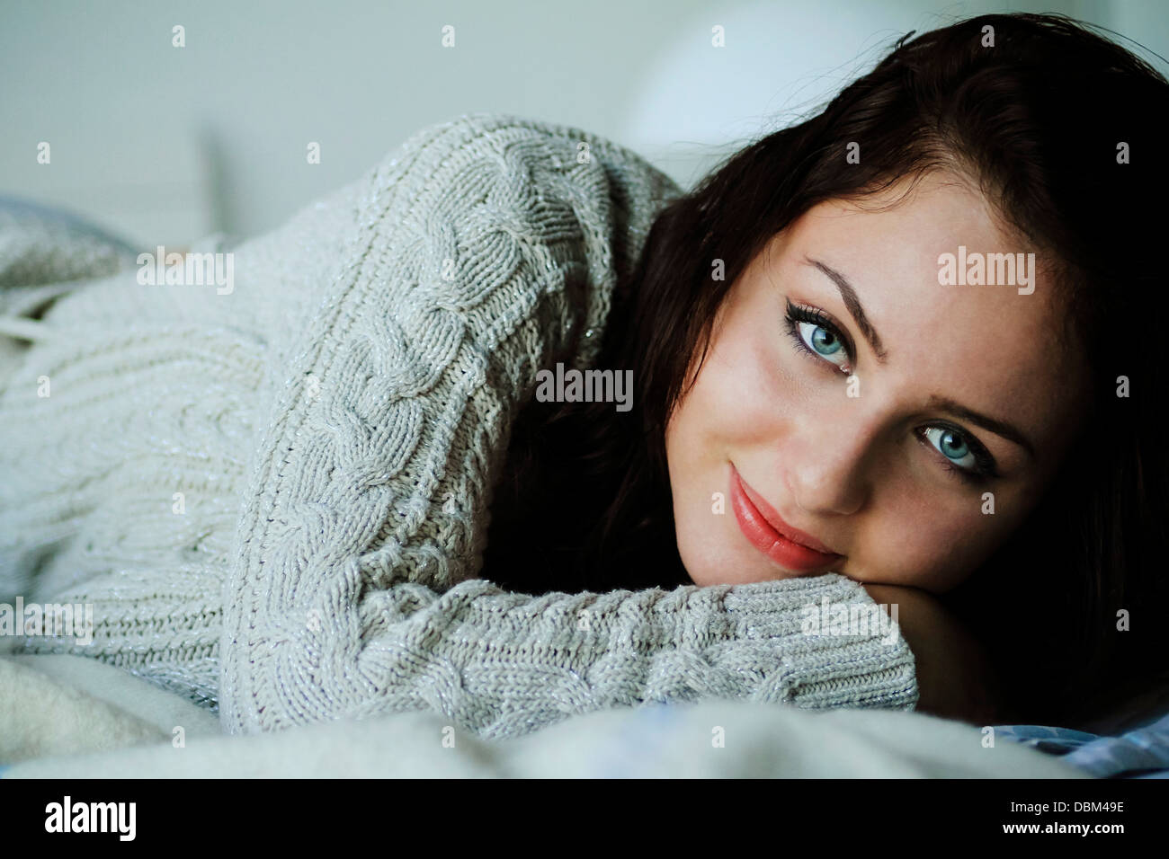 Donna con capelli castani sdraiato sul letto, Copenhagen, Danimarca Foto Stock