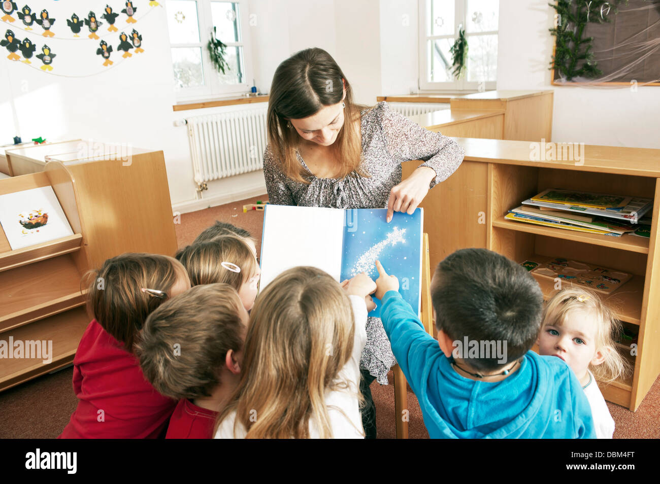 I bambini nella scuola materna, Kottgeisering, Baviera, Germania, Europa Foto Stock