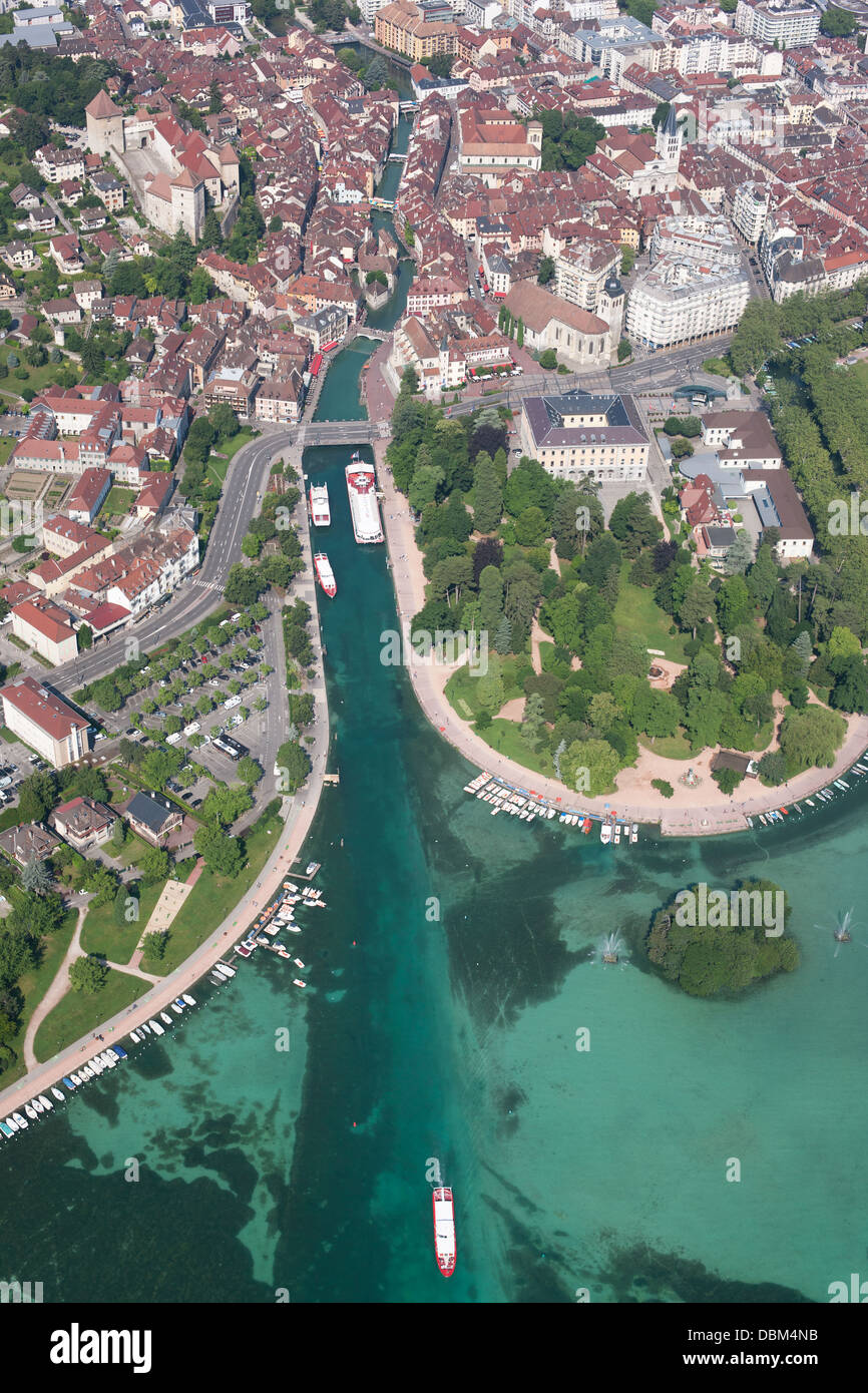 VISTA AEREA. Il fiume Thiou, l'outlet del lago di Annecy, che attraversa la città medievale. Annecy, alta Savoia, Auvergne-Rhône-Alpes, Francia. Foto Stock