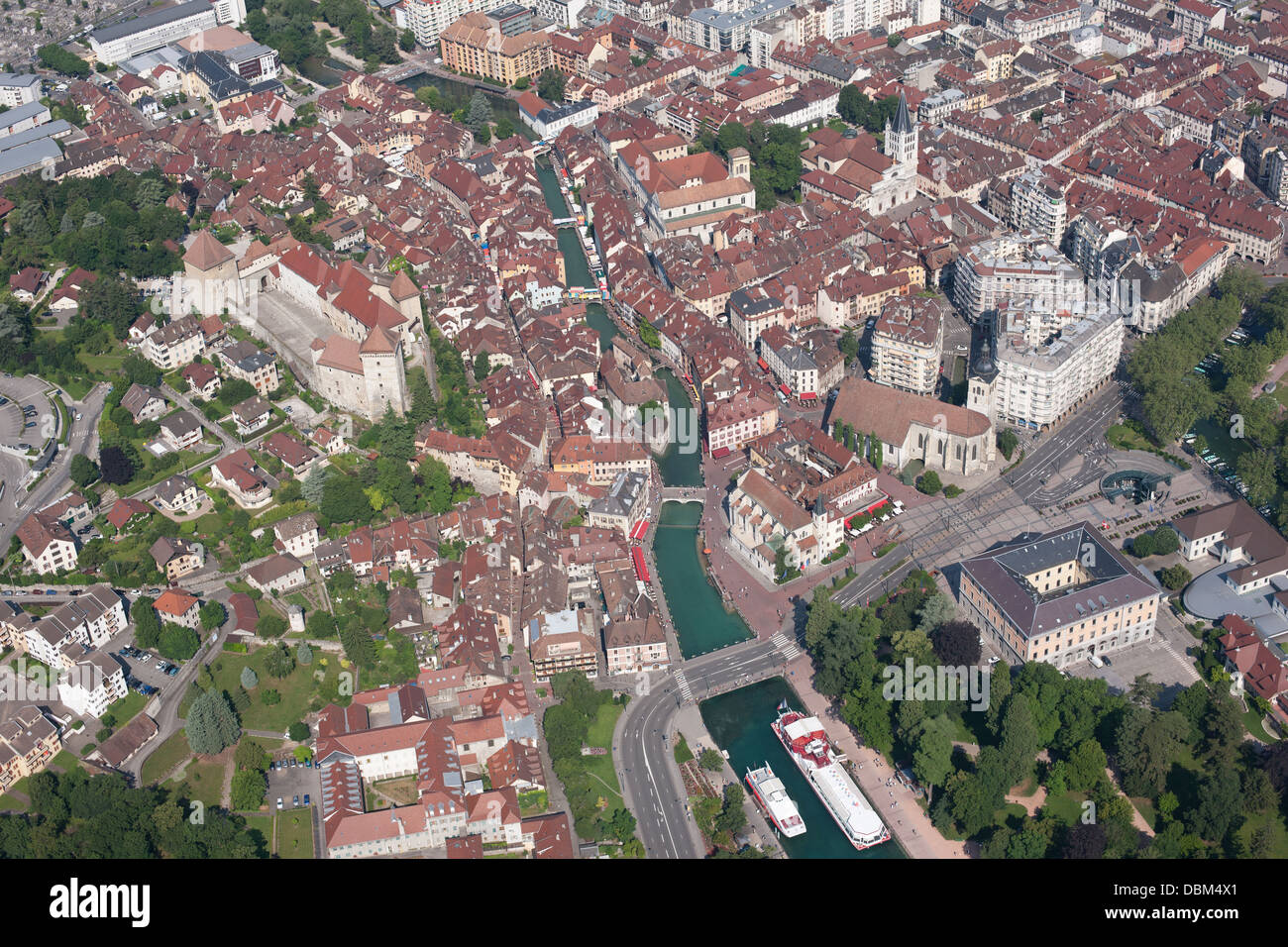 VISTA AEREA. Il fiume Thiou, l'outlet del lago di Annecy, che attraversa la città medievale. Annecy, alta Savoia, Auvergne-Rhône-Alpes, Francia. Foto Stock