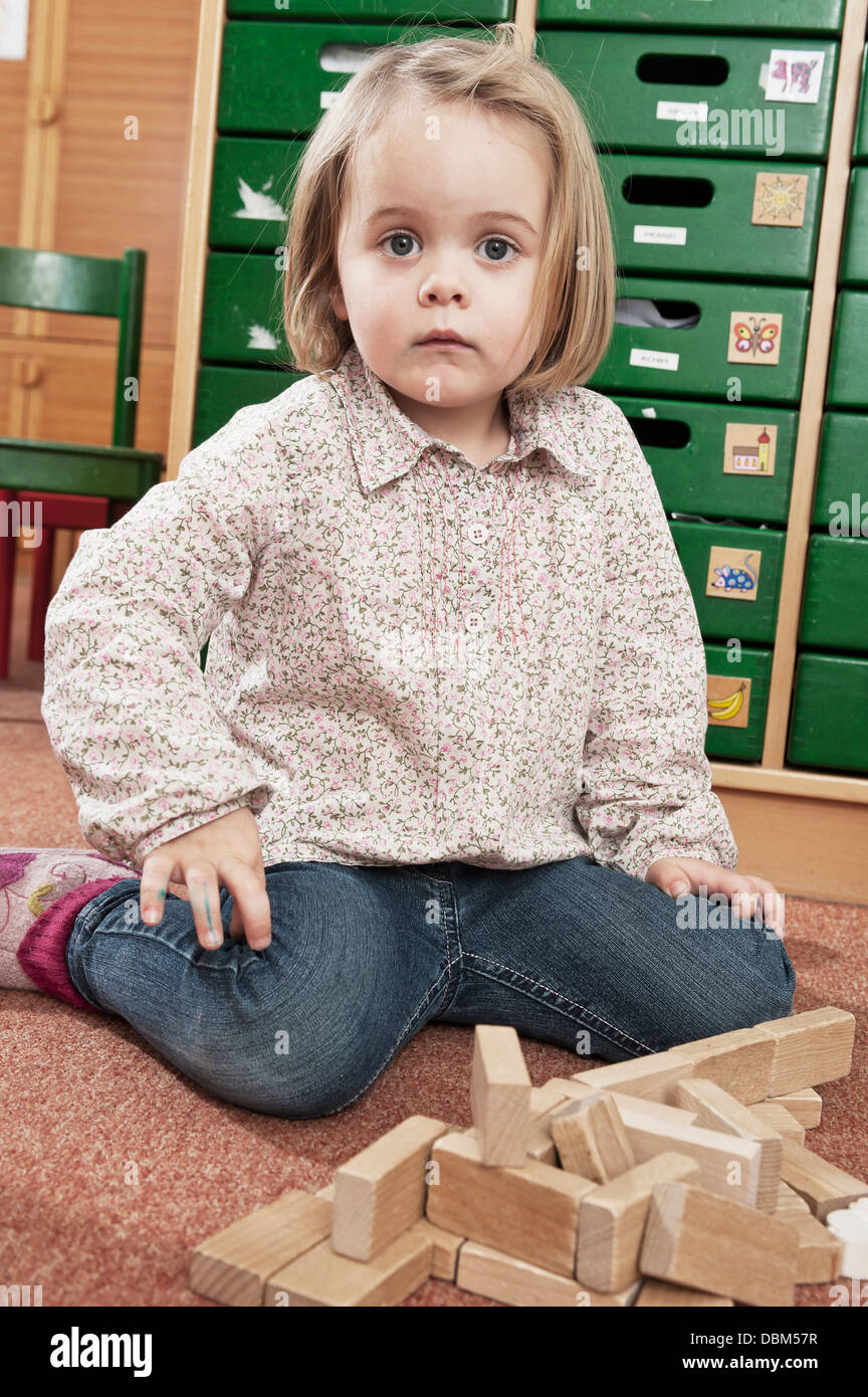 Ragazza che gioca con la costruzione di blocchi, Kottgeisering, Baviera, Germania, Europa Foto Stock