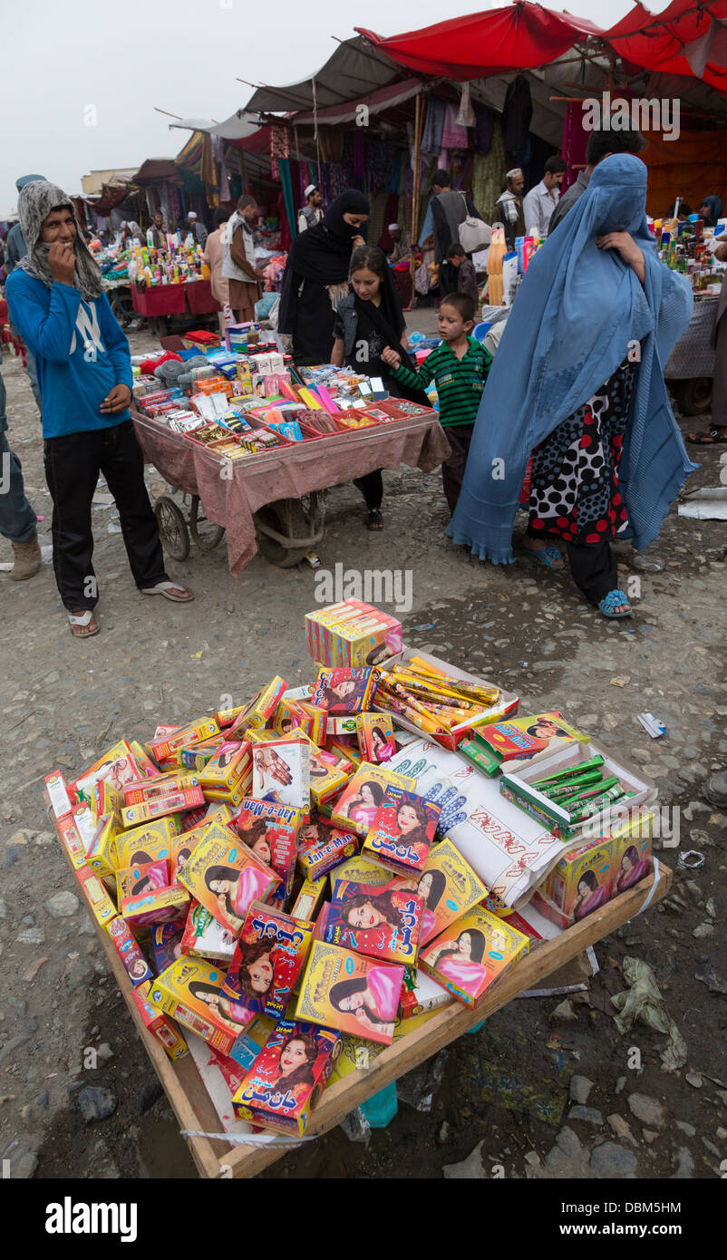 Henna venditore, Bazaar, Kabul, Afghanistan Foto Stock