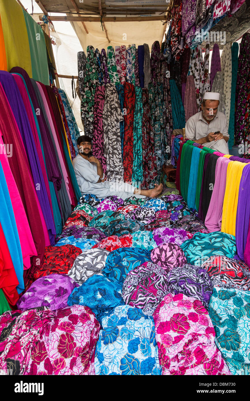 Venditori di stoffa, Bazaar, Kabul, Afghanistan Foto Stock