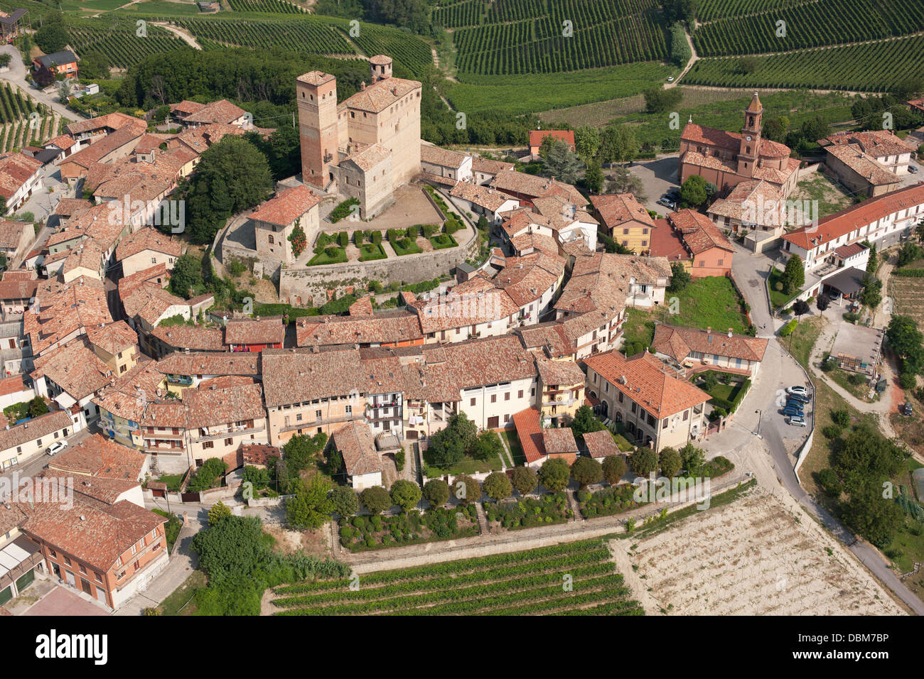 VISTA AEREA. Castello medievale in cima a una collina circondato da vigneti nella regione delle Langhe. Serralunga d'Alba, Provincia di Cuneo, Piemonte, Italia. Foto Stock