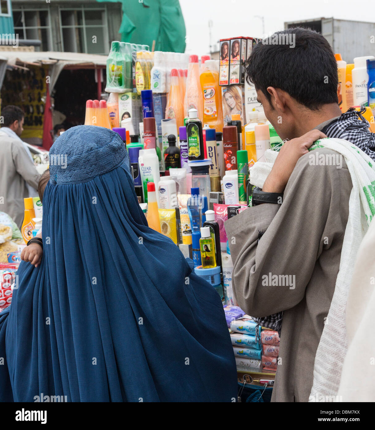 Coppia in cerca di prodotti per capelli, Bazaar, Kabul, Afghanistan Foto Stock