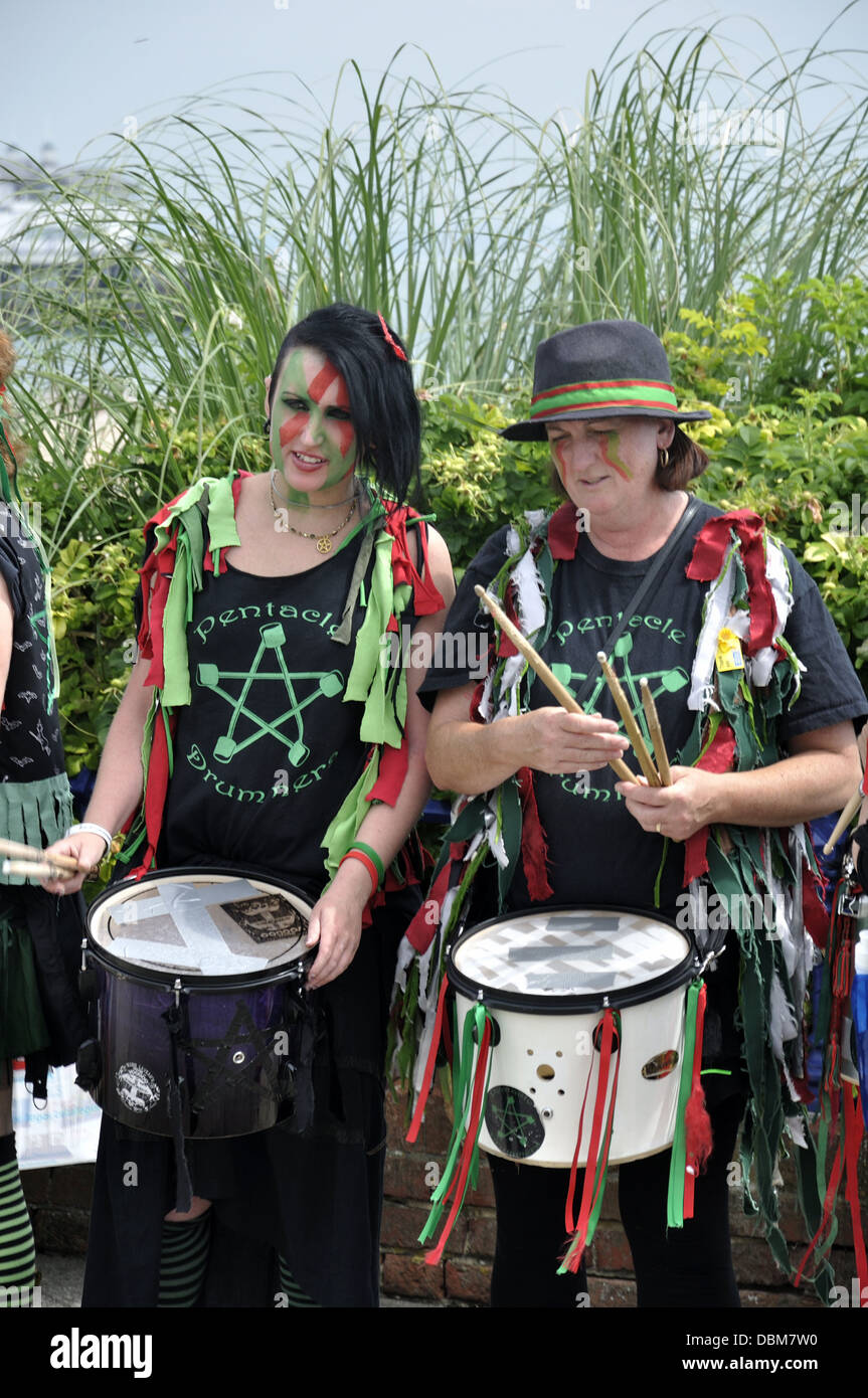 Due dei Pentacle batteristi femmina a Eastbourne Lammas Festival 2013 Foto Stock