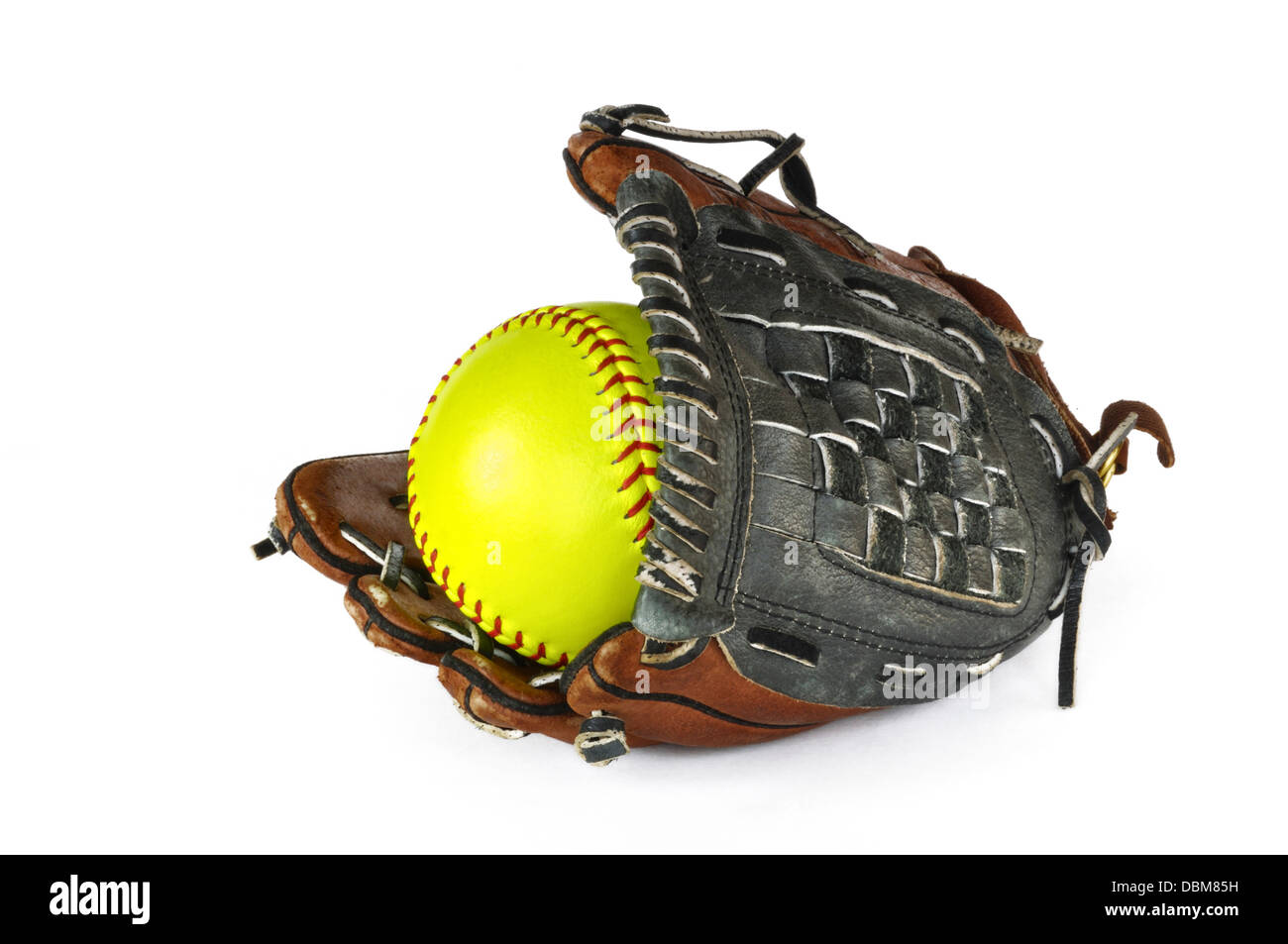 Giallo Softball e guanto isolato su bianco. Foto Stock