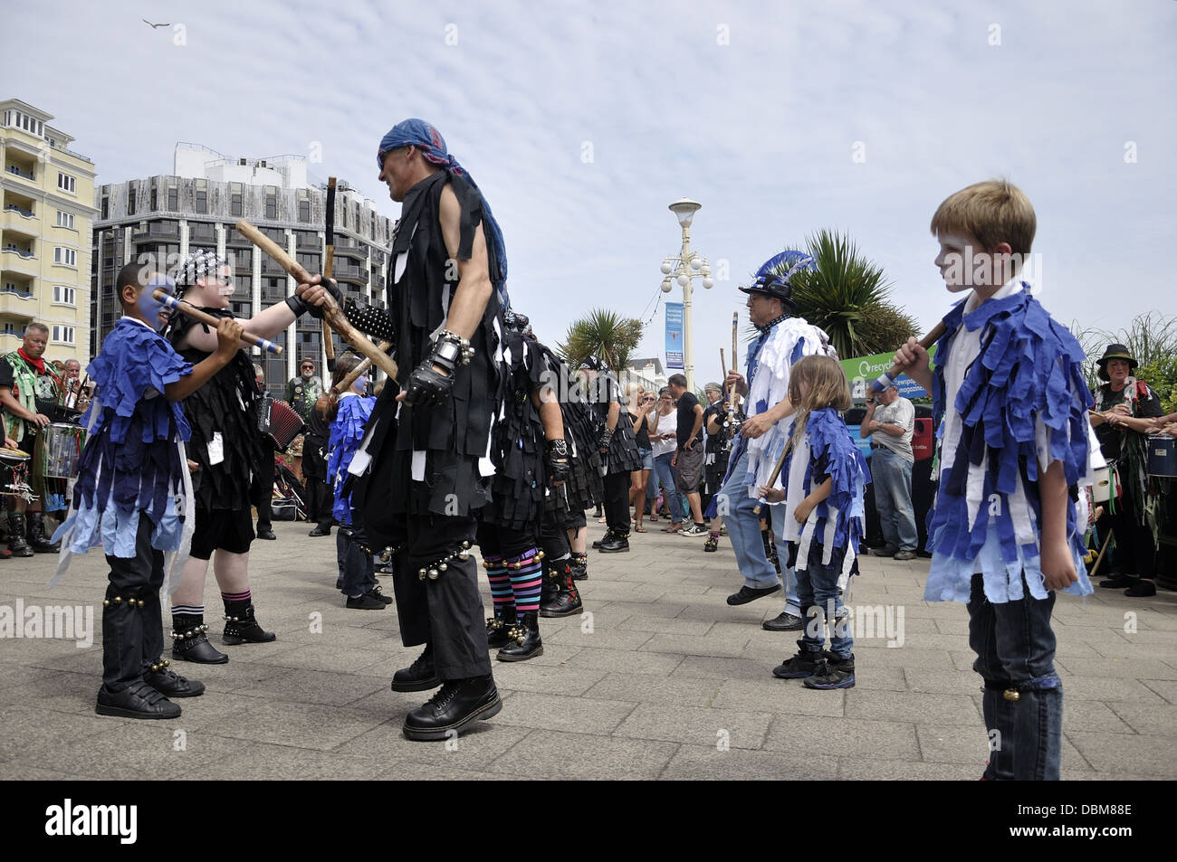 Adulti e bambini di eseguire morris dancing a Eastbourne Festival Lammas 2013 Foto Stock